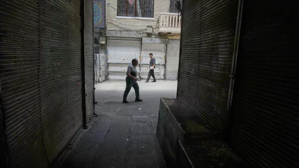 Nach seiner Festnahme im vergangenen Jahr wurde ein deutscher Tourist ins Gef&auml;ngnis nach Teheran gebracht. (Archivbild) - &copy; Vahid Salemi/AP/dpa