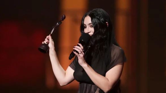 Charli XCX gewann bei den Brit Awards 2025 gleich fünf Preise. - © Scott A Garfitt/Invision/AP/dpa