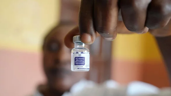 Erste Erfahrungen mit den beiden 2024 für Kinder zugelassenen Impfstoffen gegen Malaria stimmen Gesundheitsexperten hoffnungsvoll. (Archivbild) - © Sunday Alamba/AP