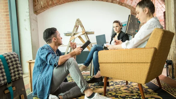 Wer sich ungerecht behandelt oder kritisiert f&uuml;hlt, neigt zum Rechtfertigen. Das kann die eigene Position schw&auml;chen. - &copy; Christin Klose/dpa-tmn