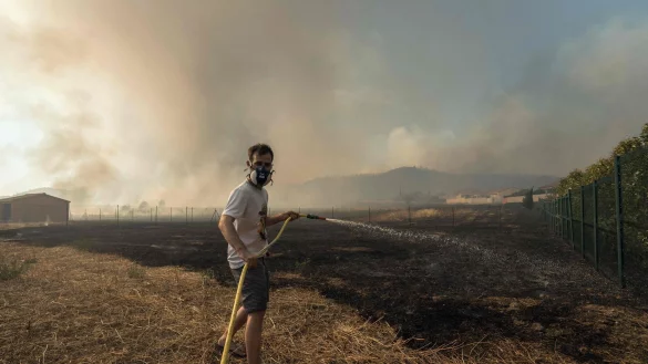 Das Feuer in Südfrankreich breitete sich rapide aus. - © Idriss Bigou-Gilles/AFP/dpa