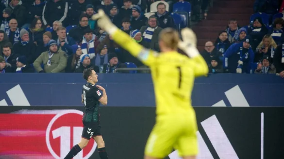 FCM-Torwart Dominik Reimann bejubelt den Führungstreffer durch Martijn Kaars. - © Bernd Thissen/dpa