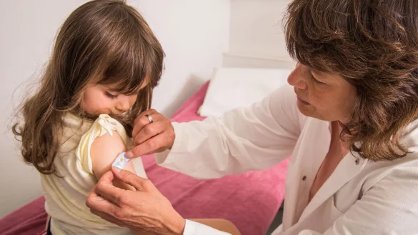 Auch Kinder brauchen schon eine Diphtherie-Auffrischung. Die erste ist der Stiko-Empfehlung zufolge im Alter von fünf bis sechs Jahren dran. - © Christin Klose/dpa Themendienst/dpa-tmn