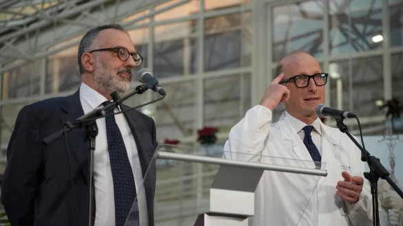 Seit nun genau einer Woche liegt Franziskus in der Gemelli-Klinik in Rom. - © Alessandra Tarantino/AP/dpa