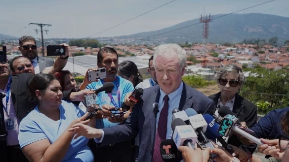 Van Hollen ist persönlich nach El Salvador gereist, um sich für die Rückführung von Abrego Garcia in die USA einzusetzen. - © Salvador Melendez/AP/dpa