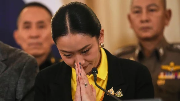 Nach umstrittenen Aussagen in einem geleakten Telefonmitschnitt war Thailands Regierungschefin unter Druck geraten. (Archivbild) - © Sakchai Lalit/AP/dpa