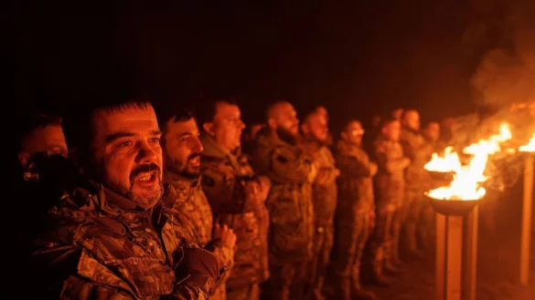 Ukrainische Militärblogger sagen, dass Organisationsfehler in der Armee oft zu Verlusten führen. (Archivbild) - © Evgeniy Maloletka/AP/dpa