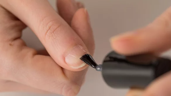 Transparenter Nagellack im Test: &Ouml;ko-Test findet Schadstoffe in transparentem Nagellack, doch die Mehrheit der getesteten Lacke erzielen gute Ergebnisse. - &copy; Christin Klose/dpa-tmn