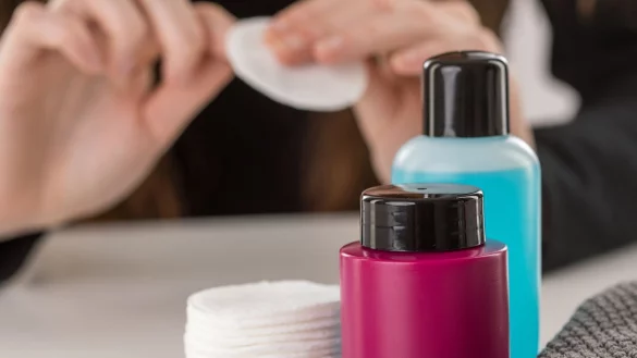 Ob mit oder ohne Aceton: Nach dem Ablackieren sch&uuml;tzt r&uuml;ckfettende Creme vor Austrocknung. - &copy; Christin Klose/dpa-tmn