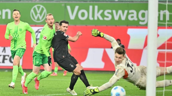 Maximilian Arnold trifft für Wolfsburg. - © Swen Pförtner/dpa