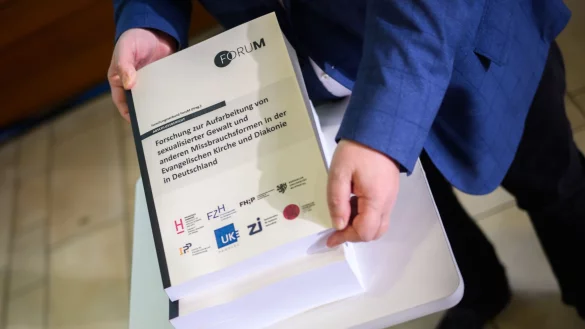 Die in den neuen Meldungen benannten Fälle liegen teilweise Jahrzehnte zurück. (Archivbild) - © Julian Stratenschulte/dpa