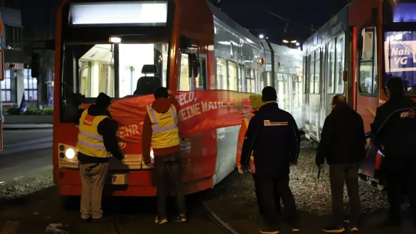 In der Millionenstadt Köln stehen die Bahnen still. - © Sascha Thelen/dpa