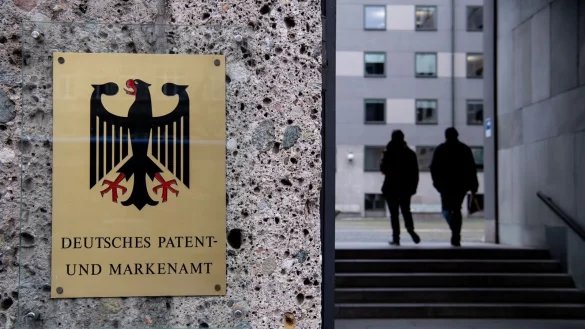 Der Haupteingang des deutschen Patent-und Markenamts in München. Die deutsche Wirtschaft hat ihren Rückstand bei den Patentanmeldungen in digitalen Schlüsseltechnologien etwas verkleinert. (Foto: Archiv) - © Sven Hoppe/dpa