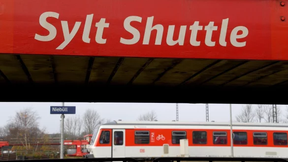 Es kann auf der Strecke nach Sylt noch mehrere Tage zu Verz&ouml;gerungen kommen. (Archivbild) - &copy; Carsten Rehder/dpa