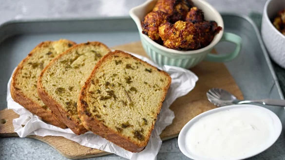 Außen knusprig, innen weich: Texas-Toast verdient als Beilage mehr Beachtung, findet Food-Bloggerin Mareike Pucka. Hier serviert mit würzigen Blumenkohlröschen. - © Mareike Pucka/biskuitwerkstatt.de/dpa-tmn