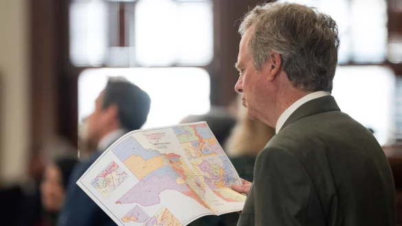 Der republikanische Abgeordnete Mike Olcott betrachtet die neu gezeichnete Wahlkreiskarte. (Archivbild) - &copy; Mikala Compton/Austin American-Statesman/AP/dpa