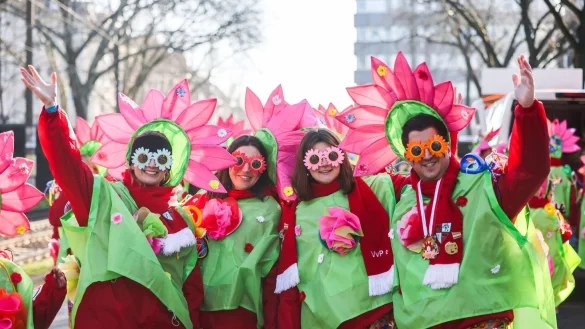Einen Tag vor Rosenmontag ziehen traditionell die «Schull- und Veedelszöch» durch Köln. - © Oliver Berg/dpa