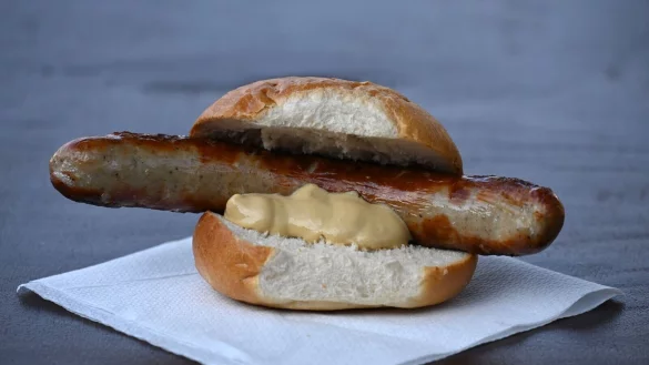 Wann und wo gab es die erste Bratwurst? Eine Urkunde k&ouml;nnte dar&uuml;ber Aufschluss geben. (Archivbild) - &copy; Martin Schutt/dpa