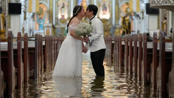 Das Paar wollte die Hochzeit unbedingt durchziehen. - © Aaron Favila/AP/dpa