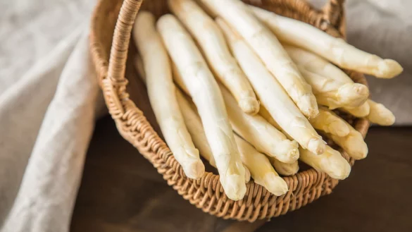 Es ist wieder Spargelzeit - Gelegenheit, mal was ganz Neues mit den Stangen auszuprobieren. - © Christin Klose/dpa-tmn