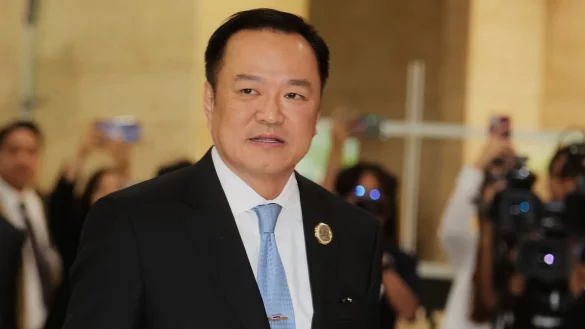 Anutin Charnvirakul ist ein erfolgreicher Bauunternehmer und prominenter Politiker. - © Sakchai Lalit/AP/dpa