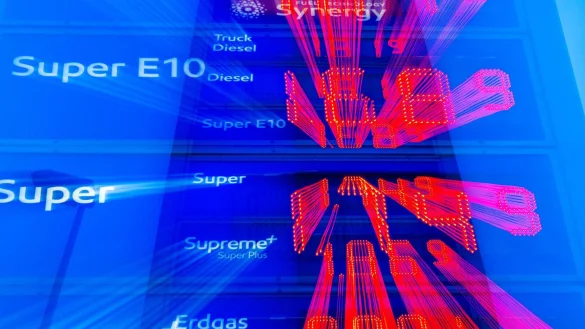 Die Spritpreise variieren derzeit stark zwischen den Regionen. (Archivbild) - © Jens Büttner/dpa