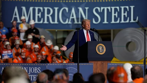 US-Präsident Trump will mit einer neuen Zollerhöhung die US-Stahlindustrie stärken. Die EU reagiert verärgert. - © Julia Demaree Nikhinson/AP/dpa