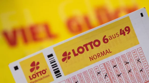 Viele Menschen spielen Lotto - im vergangenen Jahr lag der Einsatz bei mehr als 8,5 Milliarden Euro. (Archivbild) - © Swen Pförtner/dpa