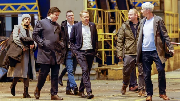 Insolvenzverwalter Christoph Morgen und Ministerpräsident Daniel Günther stellen die neuen Betreiber von FSG und Nobiskrug vor. - © Axel Heimken/dpa