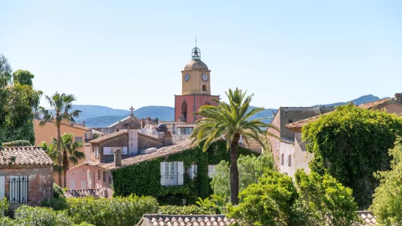 Eine Stadtansicht von Saint-Tropez in Südfrankreich. (Archivbild) - © Sebastian Sinterhauf/dpa
