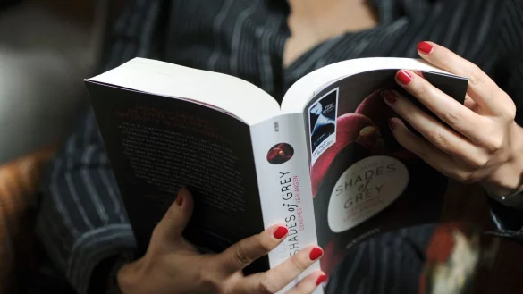 Fesselnde Fantasien: Dark Romance begeistert – doch nicht ohne innere Wirkung. - © Jens Kalaene/dpa-Zentralbild/dpa-tmn