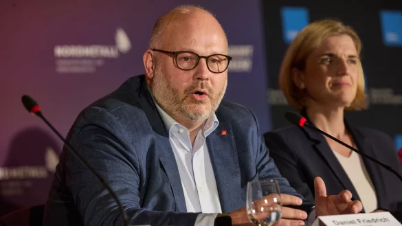 Bezirksleiter Friedrich, hier neben L&uuml;rssen-Managerin Lena Str&ouml;bele, will Sicherheit f&uuml;r die Besch&auml;ftigten der NVL-Werften. (Archivbild) - &copy; Georg Wendt/dpa