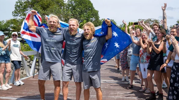 Die Brüder ruderten 139 Tage, fünf Stunden und 52 Minuten lang. - © Nuno Avendano/AAP/dpa