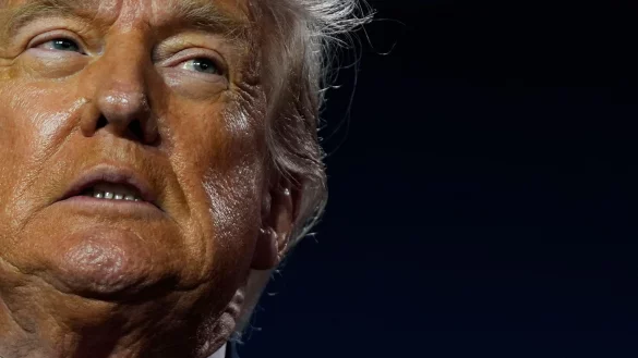 US-Pr&auml;sident Donald Trump reist unter gro&szlig;em Druck nach Schottland. - &copy; Julia Demaree Nikhinson/AP/dpa