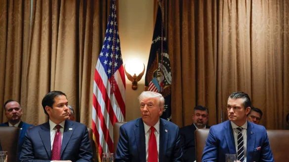 Trump zwischen seinen Ministern Rubio (links) und Hegseth (rechts). - © Pool/AP/dpa