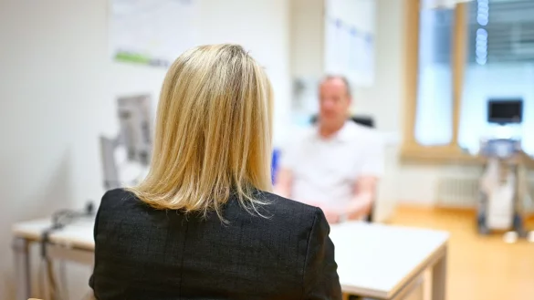 Sybille M&uuml;ller l&auml;sst sich von Thomas Strowitzki, &Auml;rztlicher Direktor an der Klinik f&uuml;r Gyn&auml;kologische Endokrinologie und Fertilit&auml;tsst&ouml;rungen der Universit&auml;tsklinik Heidelberg, wegen ihrer Wechseljahr-Beschwerden behandeln. - &copy; Uwe Anspach/dpa