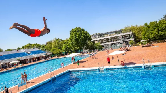 Ab ins Wasser: Am 1. Mai sind viele Freib&auml;der in die Saison gestartet. - &copy; Christoph Reichwein/dpa