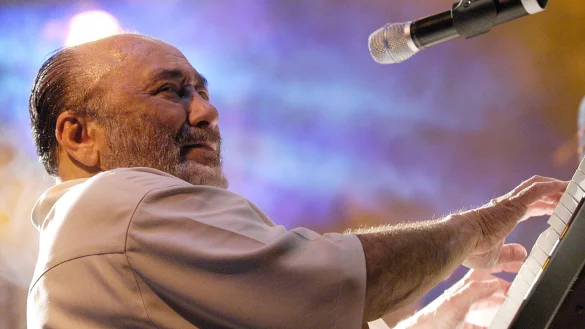 Bekannt war Palmieri für seine furiosen Konzerte, bei denen er zuweilen auch mit seinen Ellbogen auf das Klavier einhämmerte. (Archivfoto) - © Herminio Rodriguez/AP/dpa