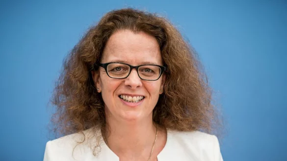 EZB-Direktorin Schnabel sieht hohe Hürden für weitere Zinssenkungen (Archivbild) - © Michael Kappeler/dpa