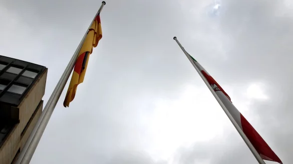 Trauerbeflaggung in NRW anlässlich des Todes von Papst Franziskus. (Archivbild) - © picture alliance / dpa