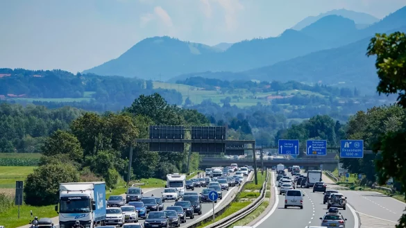 Das Urlaubsende l&auml;sst die Staugefahr wieder einmal steigen. Ganz schlimm werde es aber nicht, glaubt der ADAC. (Archivbild) - &copy; Uwe Lein/dpa