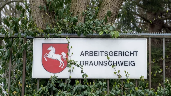 Das Arbeitsgericht Braunschweig hat eine Klage der AfD-nahen Arbeitnehmerorganisation Zentrum auf Zugang zum Werk der VW-Tochter Volkswagen Group Services in Isenbüttel abgewiesen. (Symbolbild) - © Peter Steffen/dpa