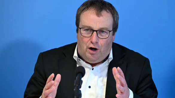 Umweltminister Oliver Krischer (Grüne) sieht einen «ungewöhnlichen Dürre-Frühling» in NRW (Archivfoto) - © Federico Gambarini/dpa