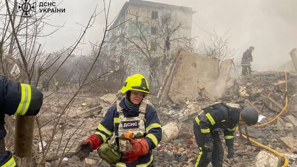 Russland hat mit neuen Luftangriffen auf ukrainische Städte, darunter Poltawa, Tod und Zerstörung gebracht. - © Uncredited/Ukrainian Emergency Service/AP/dpa