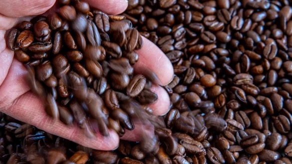 Kaffee erreicht nicht mehr so viele Käufer wie früher. (Symbolbild) - © Jens Büttner/dpa