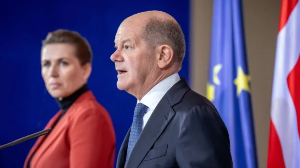 US-Präsident Trump macht wegen Grönland massiv Druck auf Dänemark. Ministerpräsidentin Mette Frederiksen stimmt sich nun mit Kanzler Scholz ab und reist auch nach Paris und Brüssel. - © Michael Kappeler/dpa