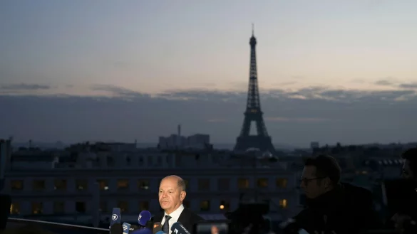 Eine «unpassende Debatte zur falschen Zeit und über das falsche Thema»: Bundeskanzler Scholz will nicht über mögliche Friedenstruppen diskutieren. - © Thibault Camus/AP/dpa