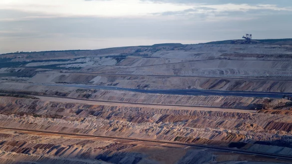 Im Streit um eine aufgelöste Mahnwache nahe dem Tagebau Hambach sind Umweltaktivisten vor Gericht gezogen - mit Erfolg. - © Henning Kaiser/dpa