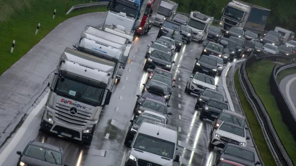 Volle Fahrbahnen auf der A8 in Richtung S&uuml;den. - &copy; Stefan Puchner/dpa