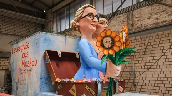 Dieser Motivwagen soll beim diesjährigen Rosenmontagszug in Köln die Jecken erheitern. - © Oliver Berg/dpa